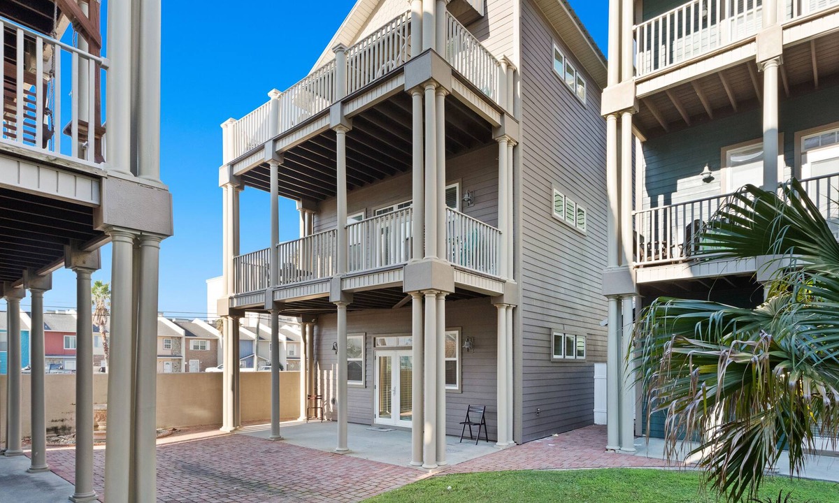 Crescent Beach Apartment | Ground floor studio w/shared pool, central AC - short walk to the beach! Dogs ok