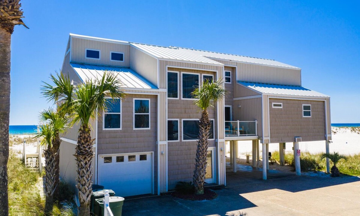 Villa Primera House | Gulf Front Home | Pet Friendly | Event Friendly | Walk to Dining and Shops