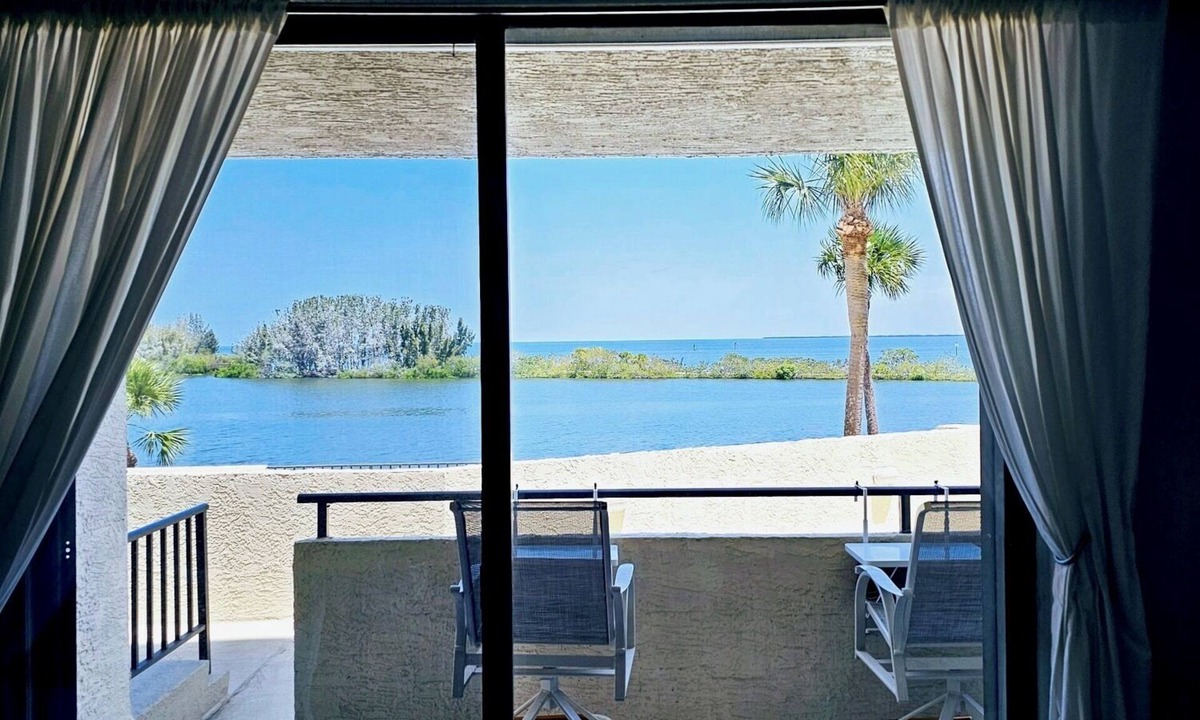 Hudson Condo | Gulf view 2-bed 2-bath condo in Hudson, 40 minutes outside Tampa, beach access