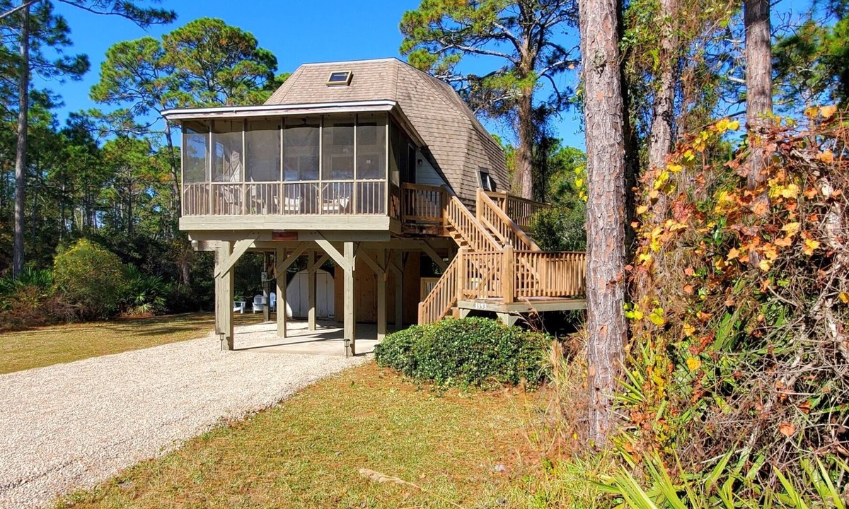 Panacea House | Gulf view Geodesic Dome Cabin just a 5 minute walk to uncrowded beach! No Pets!