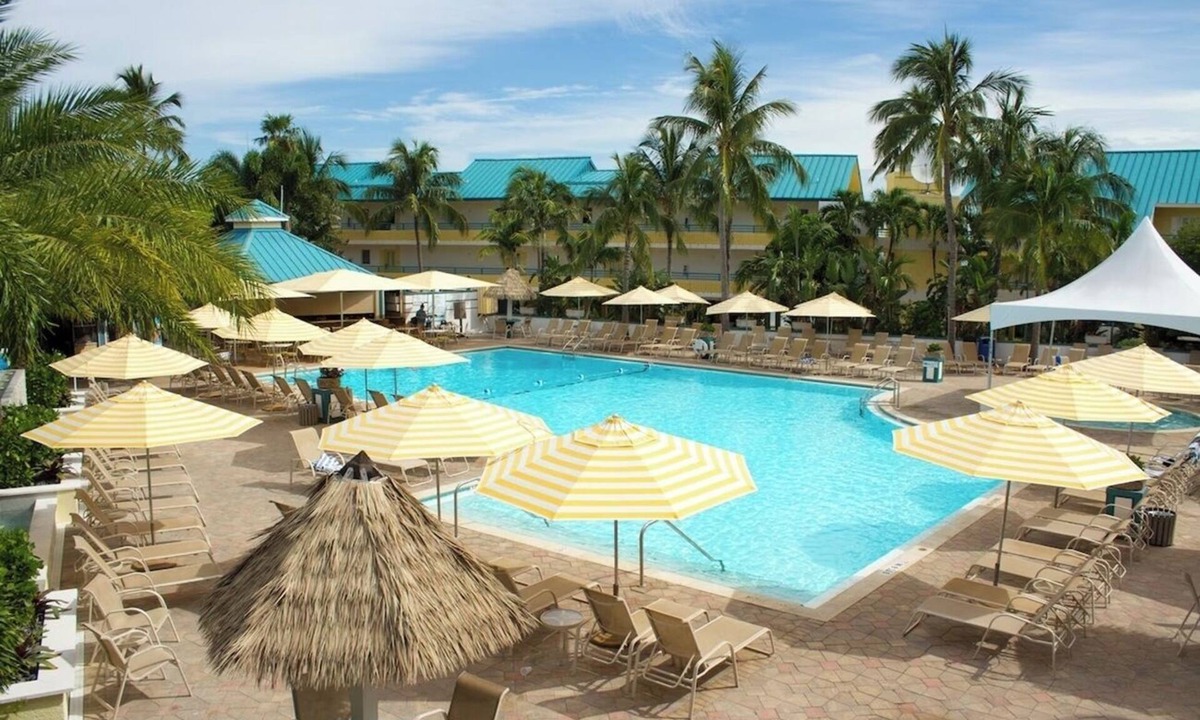 Captiva Hotel | Gulf View Pet Friendly Suite w Balcony | Pool & Beach Access | Parking & Shuttle