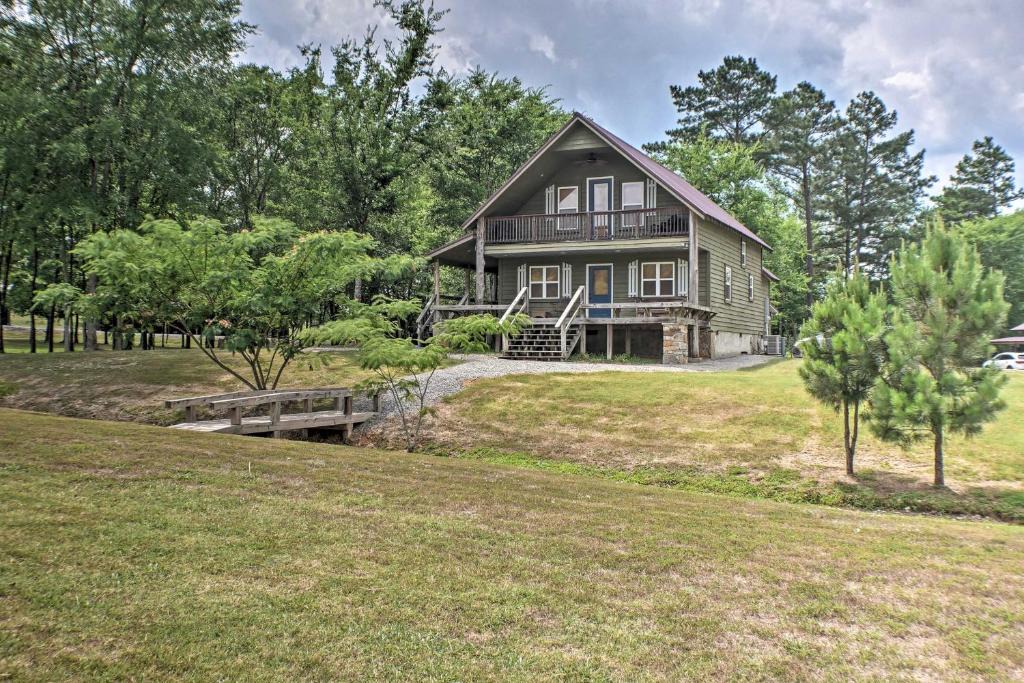 Guntersville House | Guntersville Cabin with Fire Pit and Covered Porch
