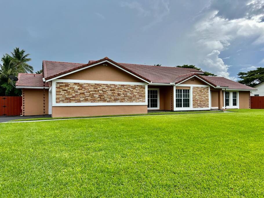 Richmond West House | Hacienda Rivas - Stunning 4 BR Villa - Miami