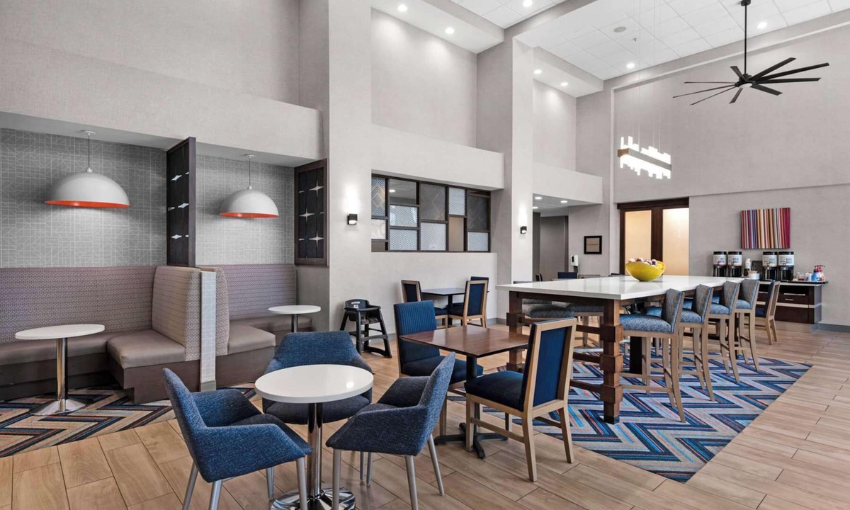 Ferry Pass Hotel | Hampton Inn & Suites Pensacola I-10 N at Univ. Town Plaza