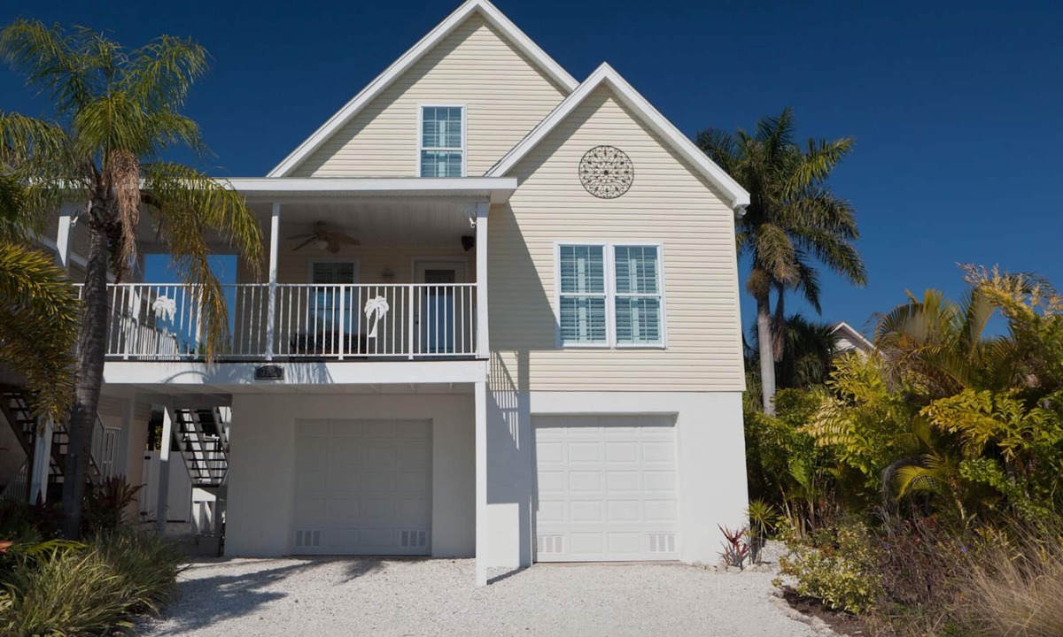 Holmes Beach House | Happy Island Cottage: Heated Pool, 5-Min Walk to Beach, Pet Friendly