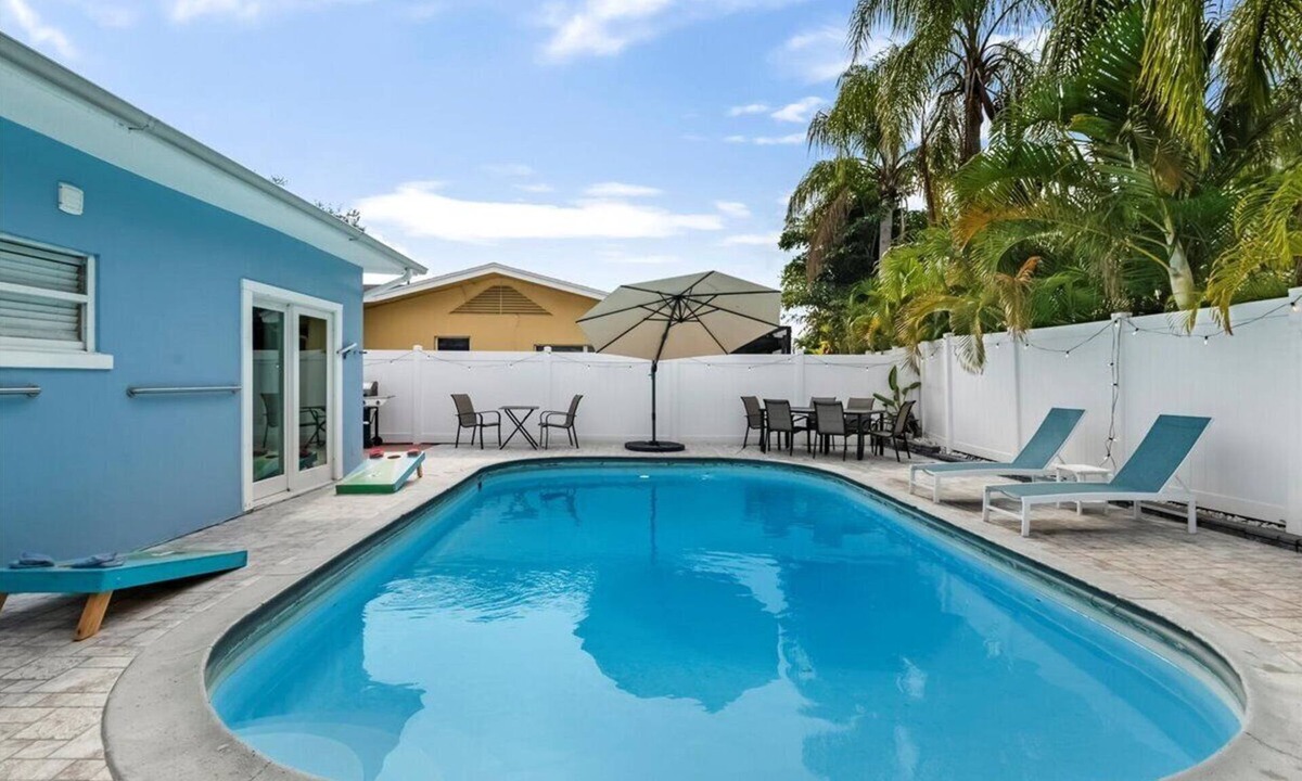 Anona House | Heated Pool & Beach Days, Cozy 3bd Family Home, Games