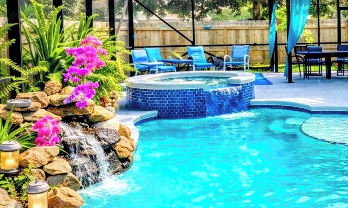 Vero Beach House | Heated Saltwater Pool Oasis + Hot Tub & Tiki Bar - Pet Friendly. Beach escape!