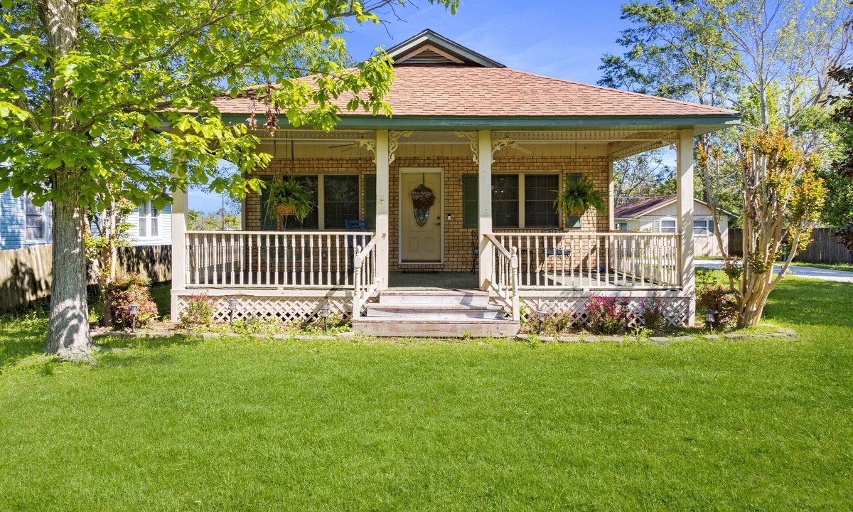 D'Iberville Cottage | Hidden Pearl Cottage - Walk to Scarlet Pearl Casino - 2.3 miles to Biloxi beach!