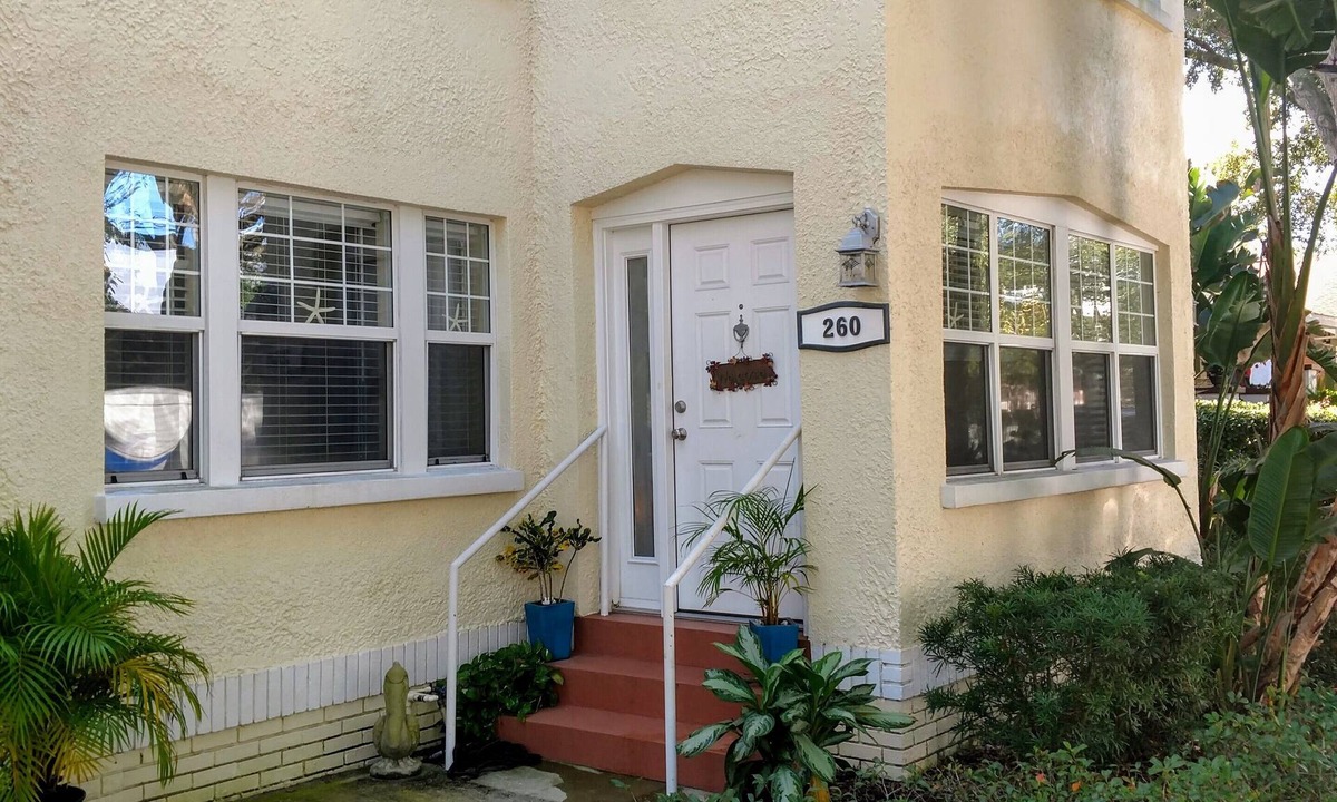 Historic Old Northeast House | Highly desirable, Historic Old Northeast Poinciana townhome.