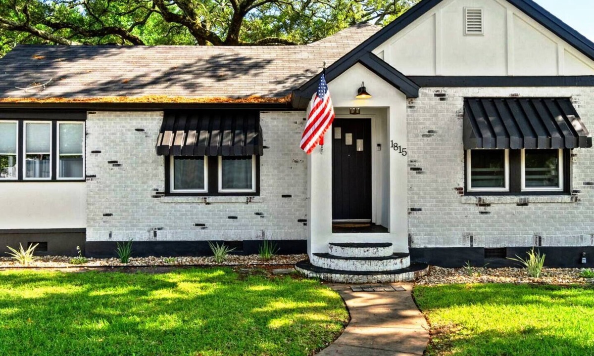 South Pensacola House | Historic 1944 Cottage | Hot Tub + Spa Bath | Beach