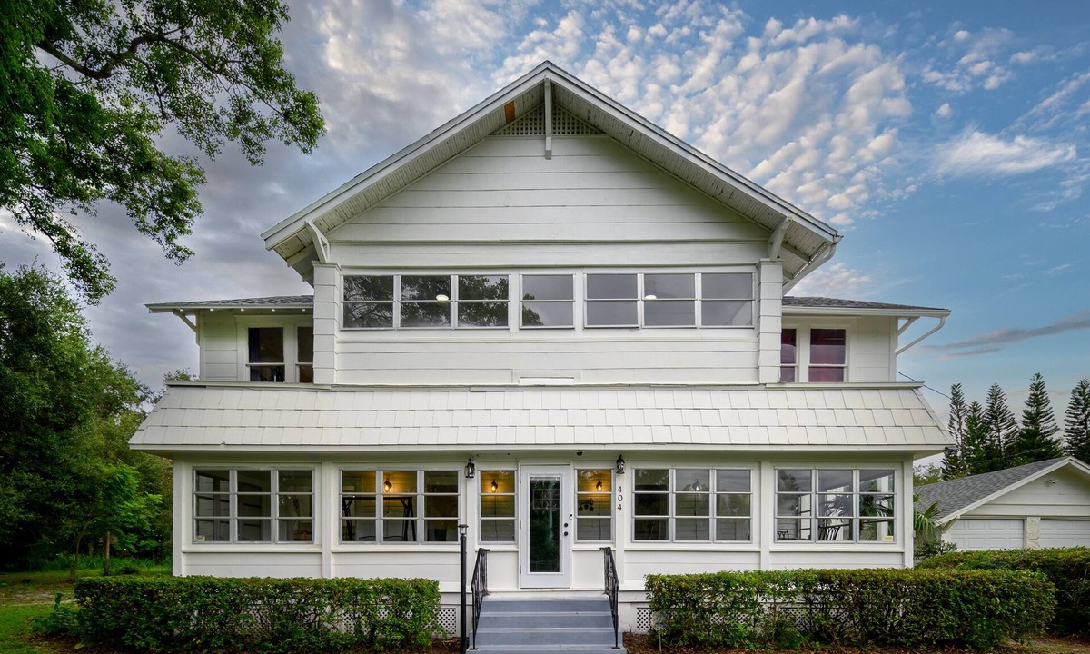 Winter Haven House | Historic Manor, sleeps 10+, 5 Bedroom, huge yard, lake, fishing, parks, events