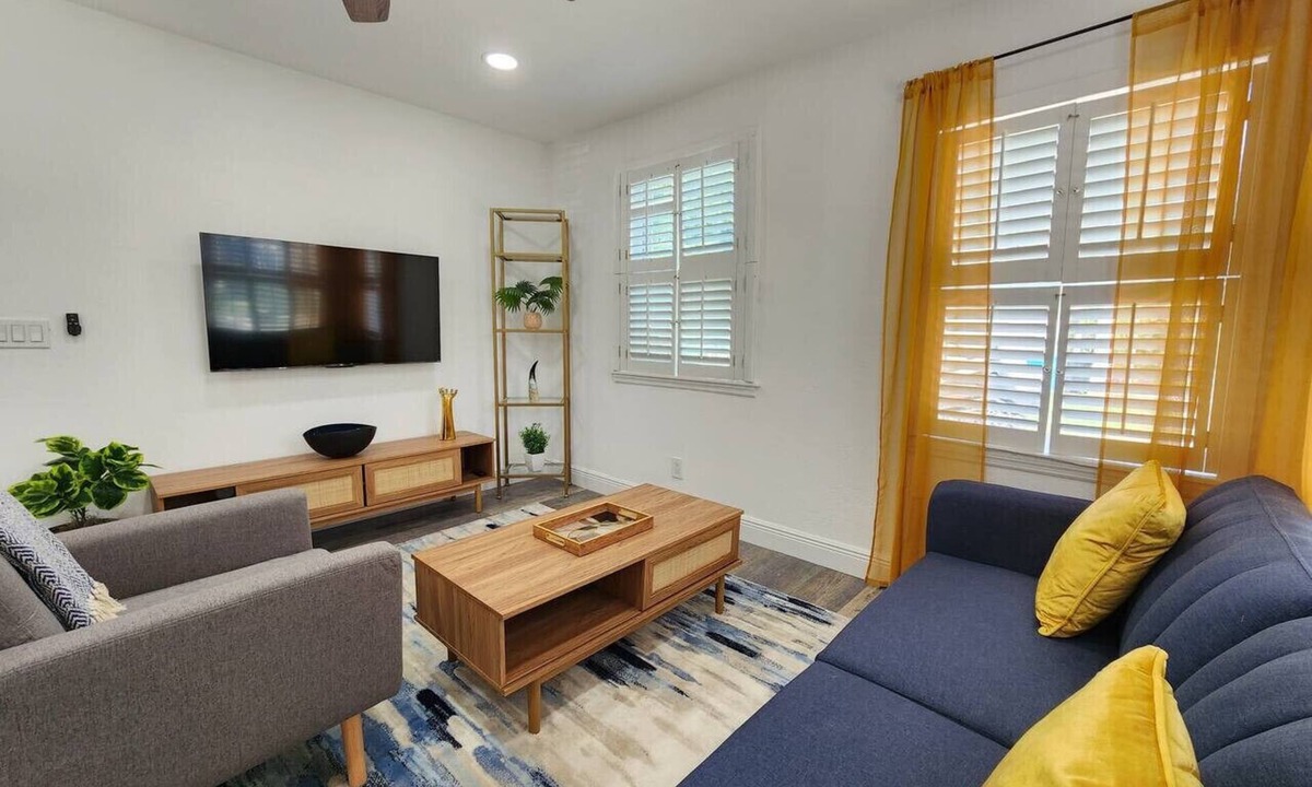 South Orange House | Historical SodoHouse DT near hospitals - Sleeps 11
