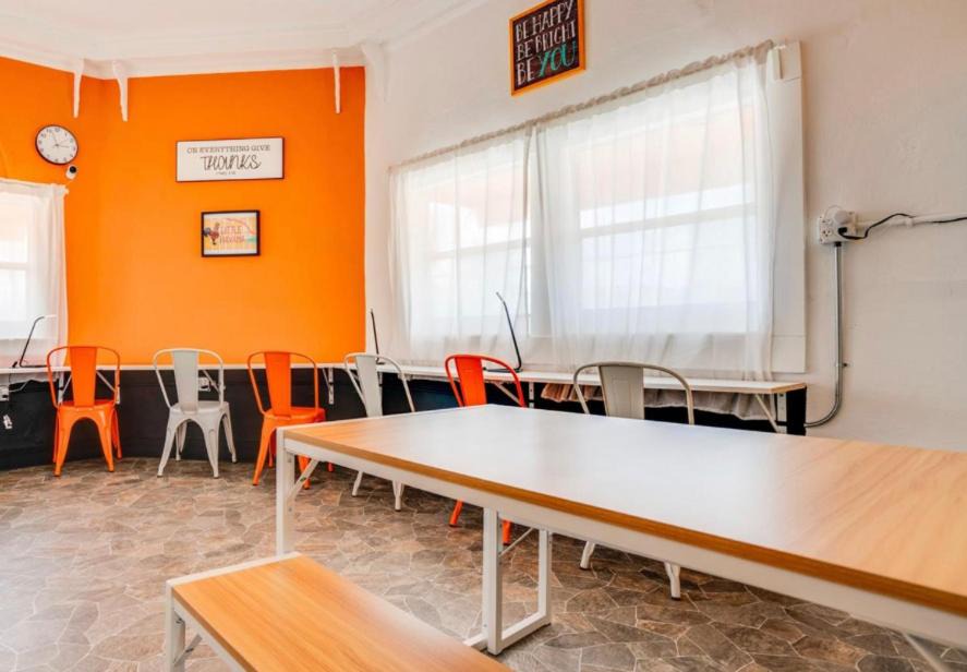 East Little Havana Hostel | Hola - Brickell- Bayside Wynwood - Downtown - WiFi - Female Dorms and Male Dorms - No Mixed