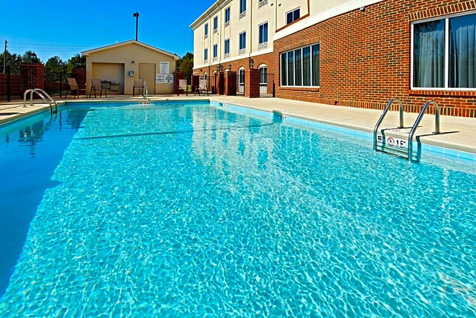 Talladega Hotel | Holiday Inn Express Hotel & Suites Talladega, an IHG Hotel