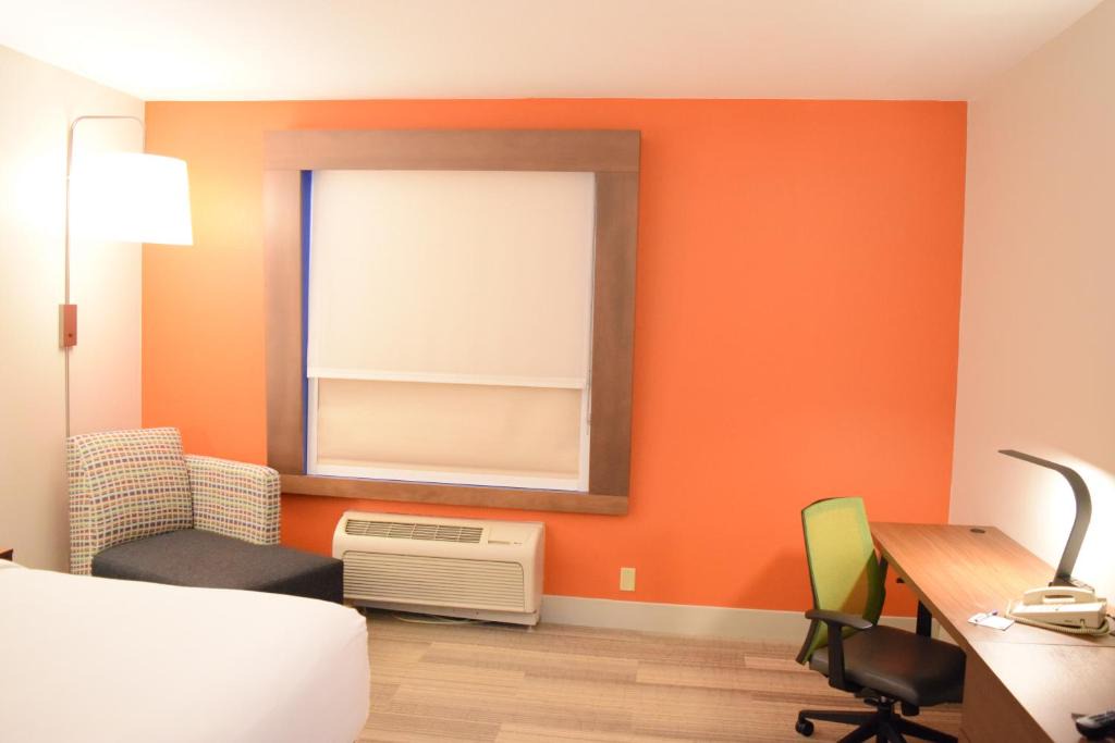 Northwest Pensacola Hotel | Holiday Inn Express & Suites Pensacola West I-10 by IHG
