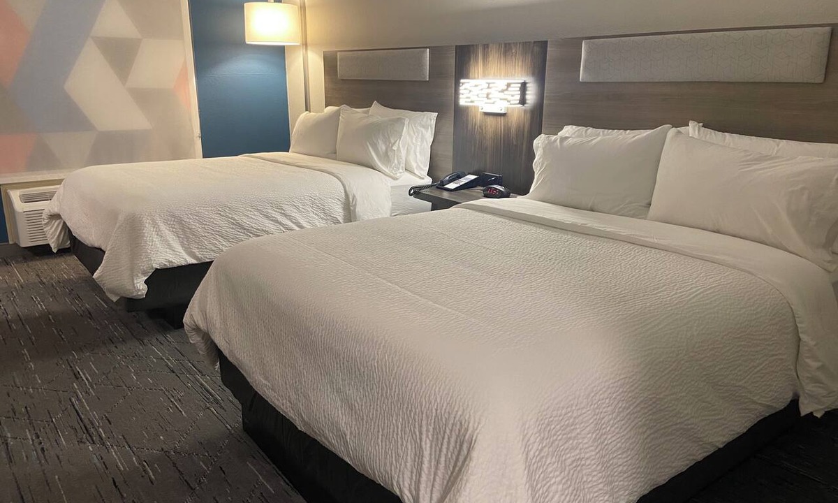 Elyria Hotel | Holiday Inn Express & Suites Elyria by IHG