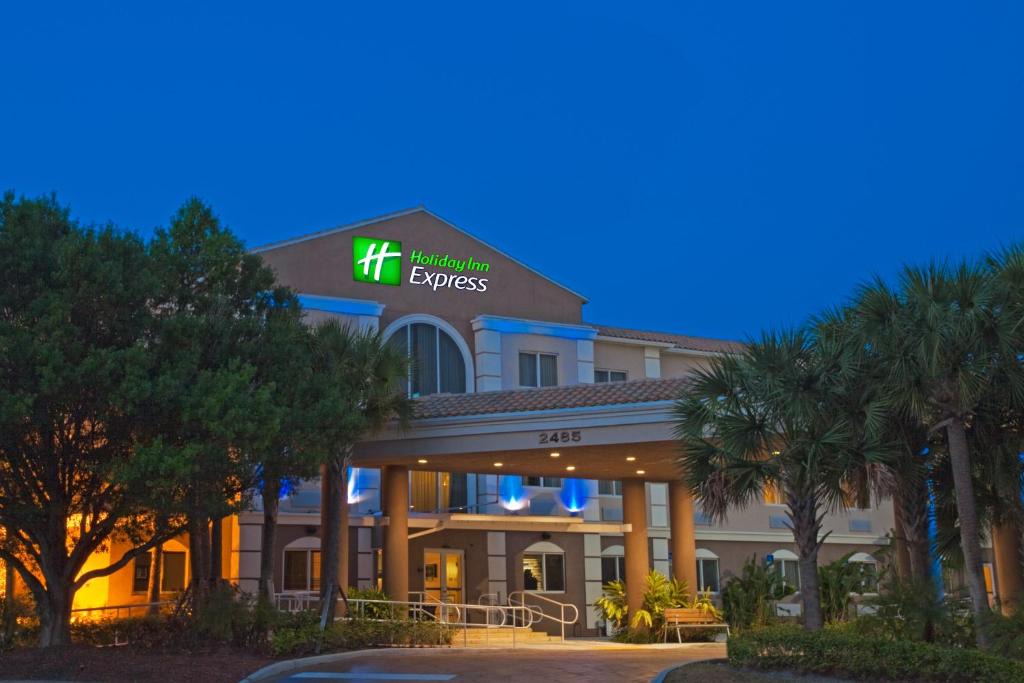 Villages of Palm Beach Lakes Hotel | Holiday Inn Express West Palm Beach Metrocentre by IHG