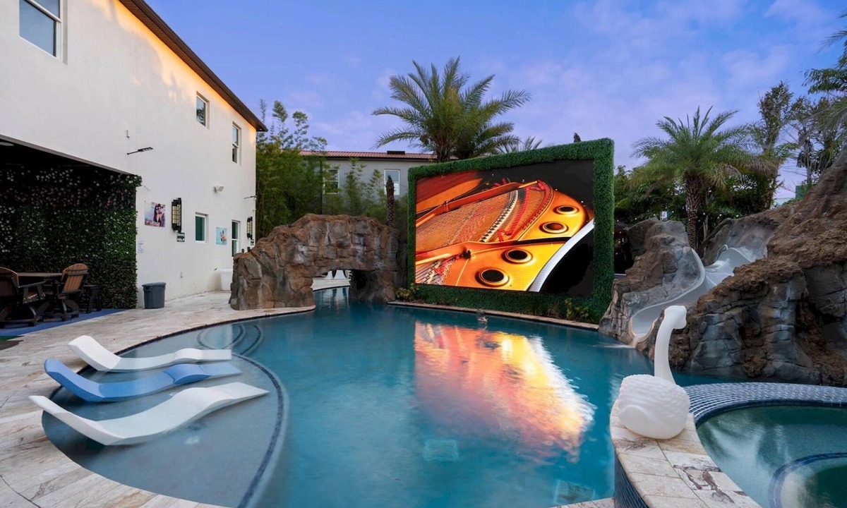 Windwood Bay House | Hollywood Themed Mega Mansion/Sleeps 62!/Your own Lazy River/Firepit/