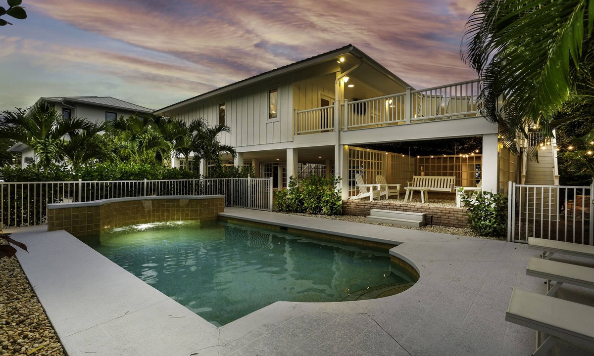 Old Naples House | Home 1 Block from 5th Ave S and 3.5 Blocks to the Beach