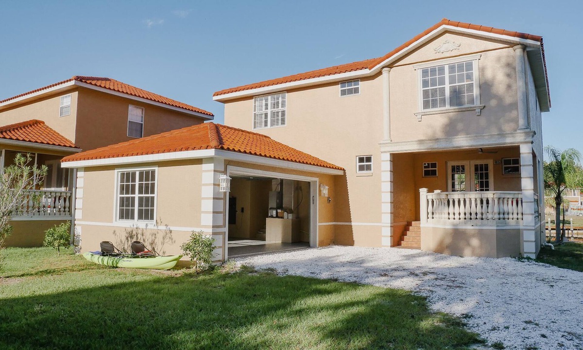 Homosassa House | Homosassa River Waterfront, Dock, Kayaks, Golf Cart & EV Charger!