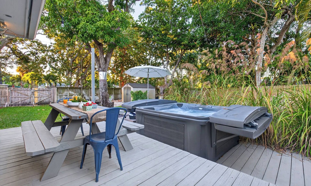 Middle River Terrace House | Hot Tub + Firepit + Al Fresco Dining | 10mins to Beach | Middle Terrace Cottage