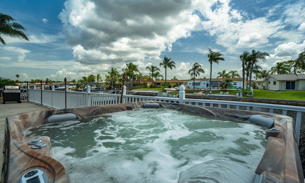 Flor-a-mar House | Hot Tub for 6, Canal Front/Boat dock, Fishing, Kayaking, nearby Beach