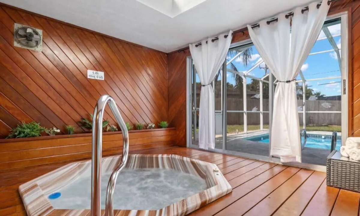 Villas House | Hot tub, Gazebo, Firepit Table Getaway Oasis House!