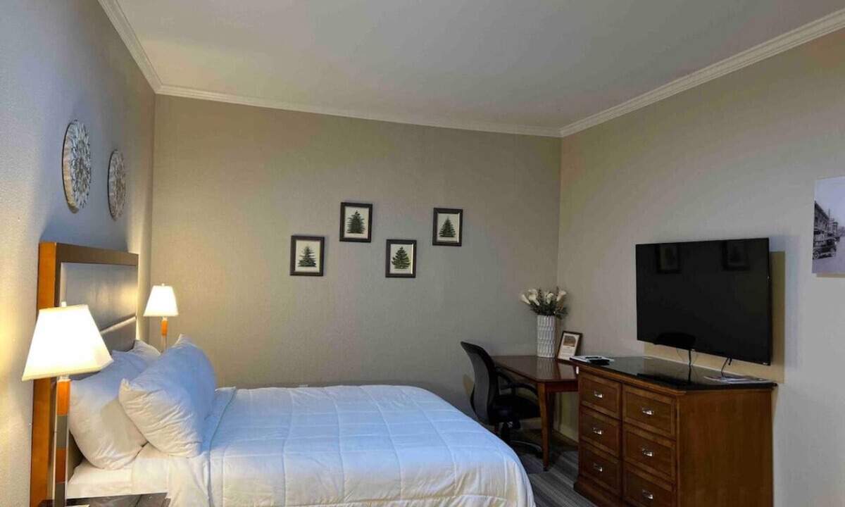 Laurel Hotel | Hotel Pinehurst- Pine Belt Suite 207