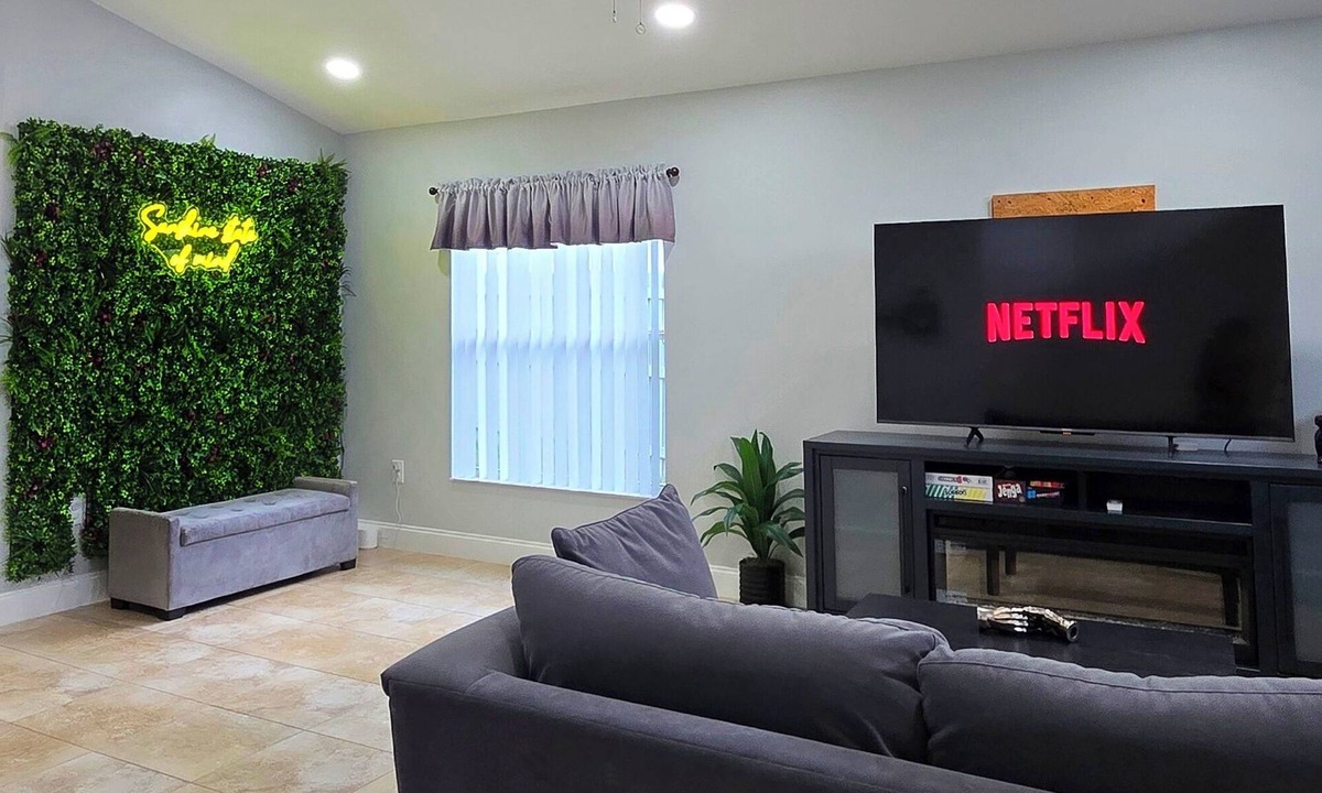 Orlando House | Huge Modern 3BR Family Home - Fully Stocked Kitchen + Board Games + Pet Friendly