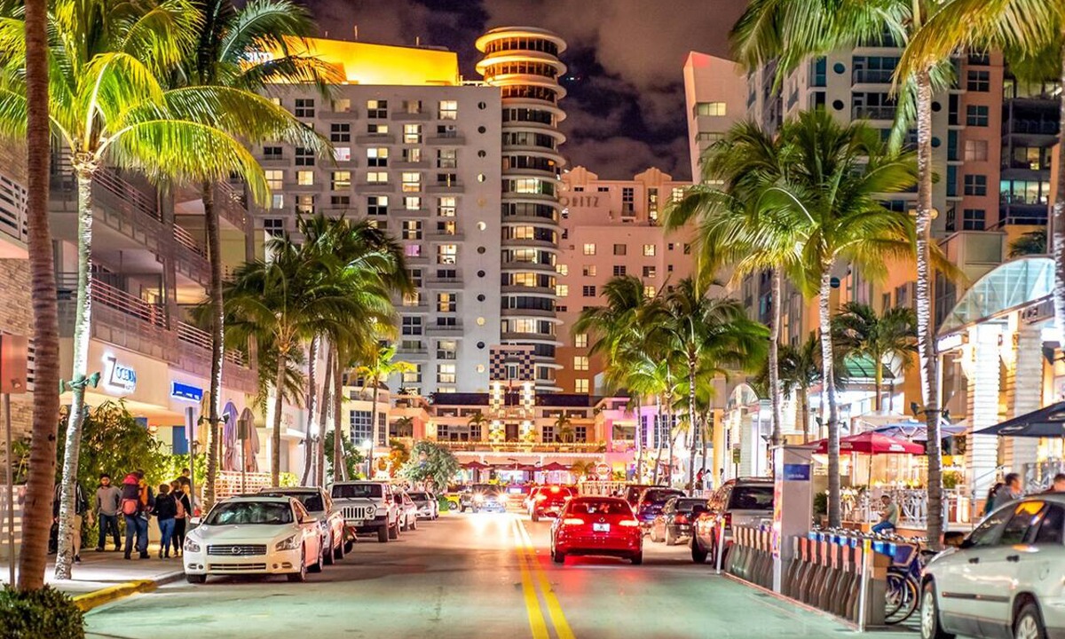 South Beach Condo | Iconic Carlyle on Ocean Drive, Beachfront, Guest Favorite, Walk Everywhere
