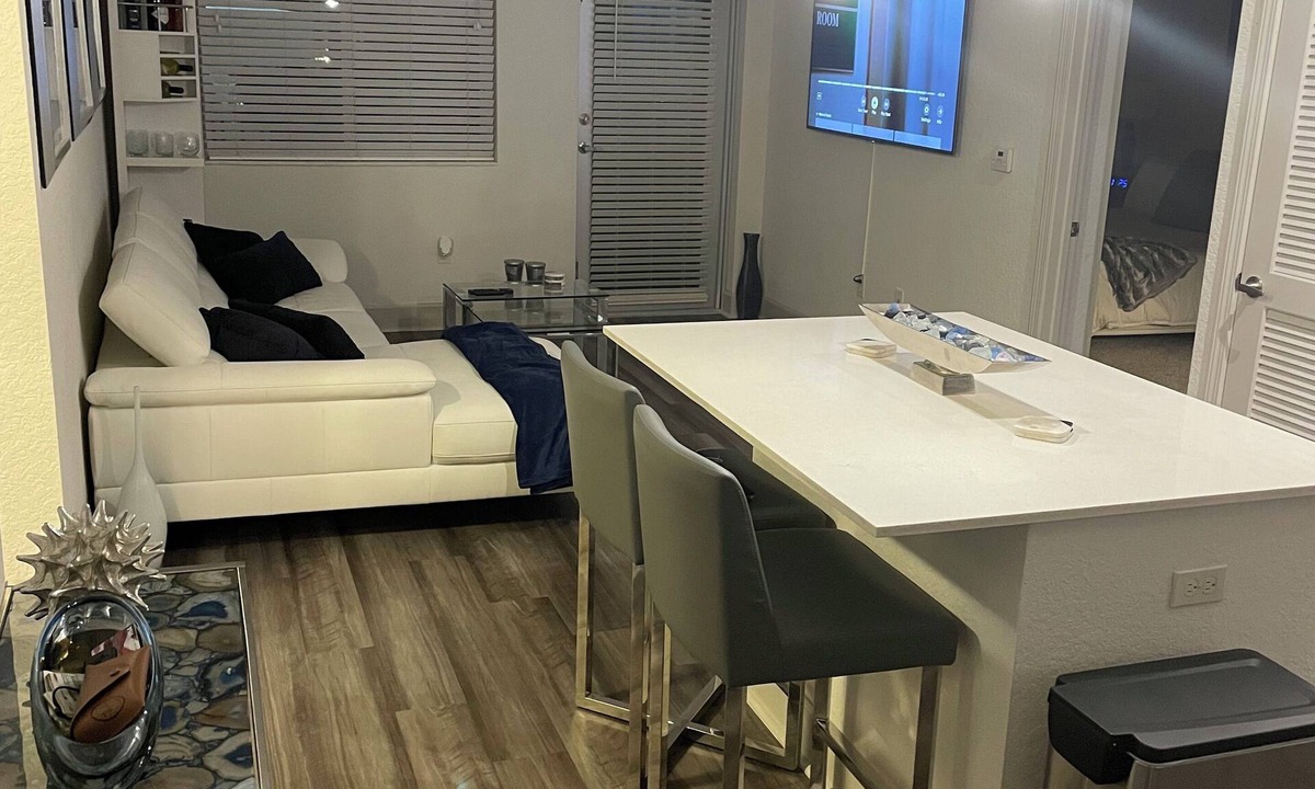 West Palm Beach Apartment | Immaculate 2-bedroom apartment in prime location!