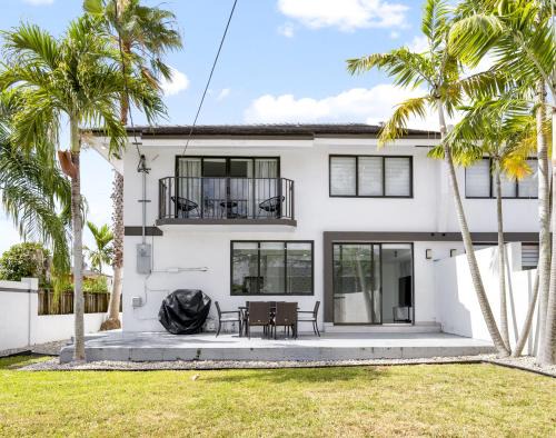 Olympia Heights House | July Special! 4BR - Private Yard, Grill, Soaking Tub, Near Coral Gables & MIA Airport