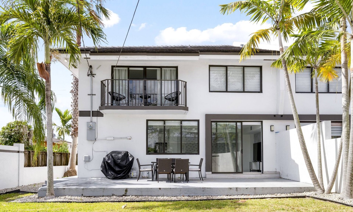 Olympia Heights House | July Special! Modern 4BR - Private Yard & Grill, Near Coral Gables & MIA Airport