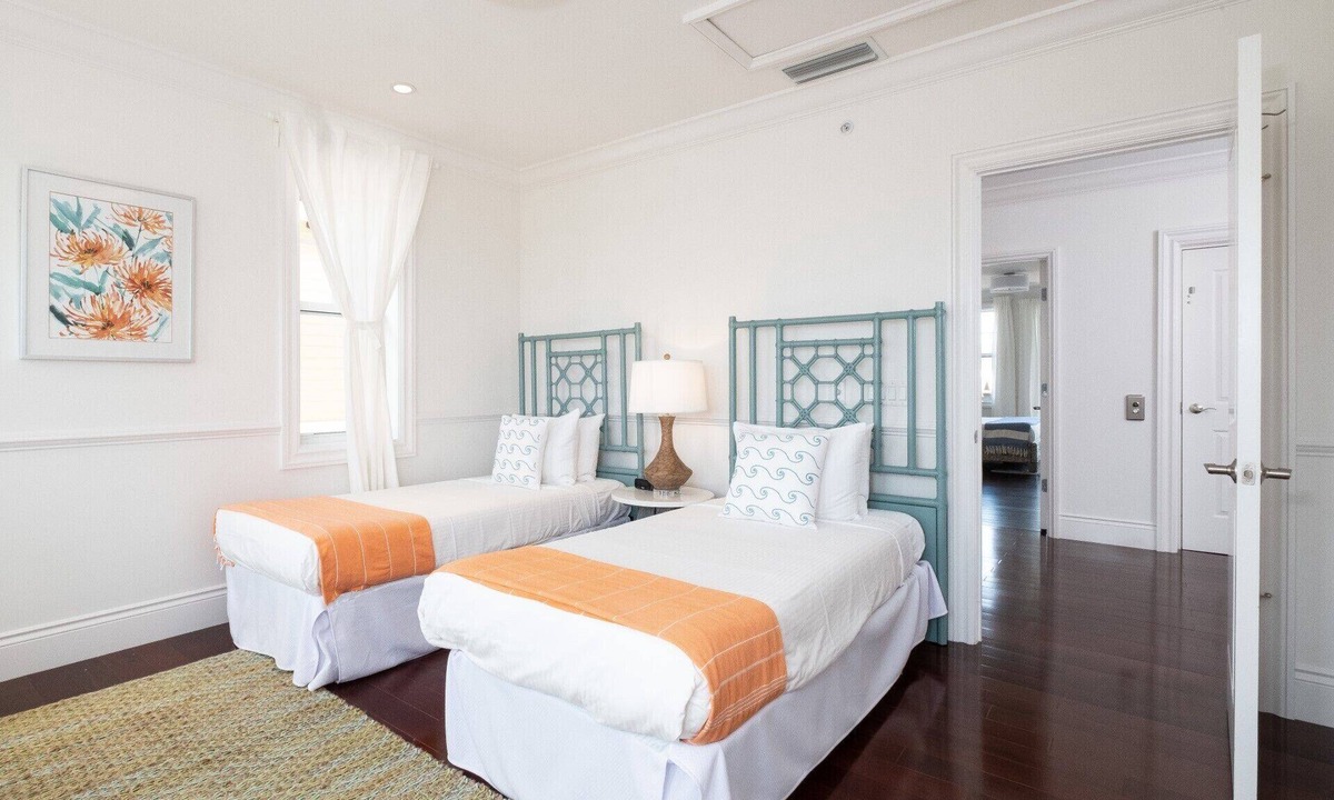 Marathon House | Kayaks, Paddle Boards, Bikes & Fishing- Marlin Bay