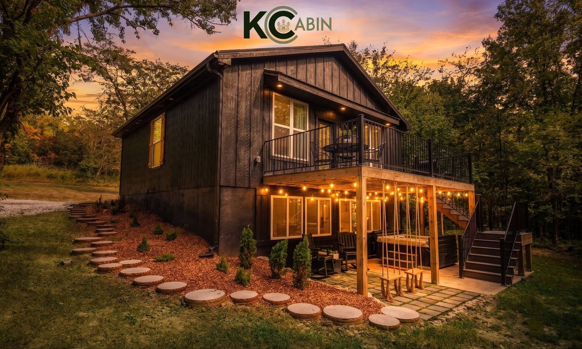 Jackson County House | KCcabin Soaking Pool Hot Tub 27 Min to Arrowhead Stadium Grill