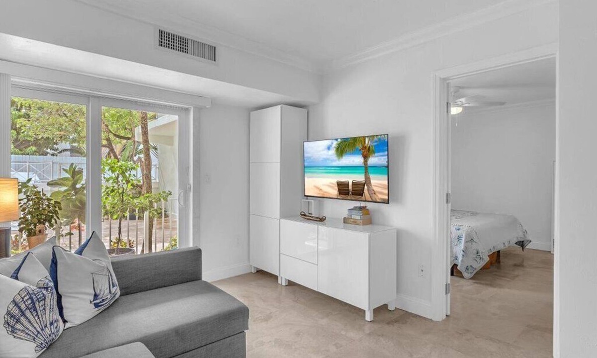 Key Biscayne House | Key Biscayne Gem — Steps to Beach, Pool Views, King Bed, Parking
