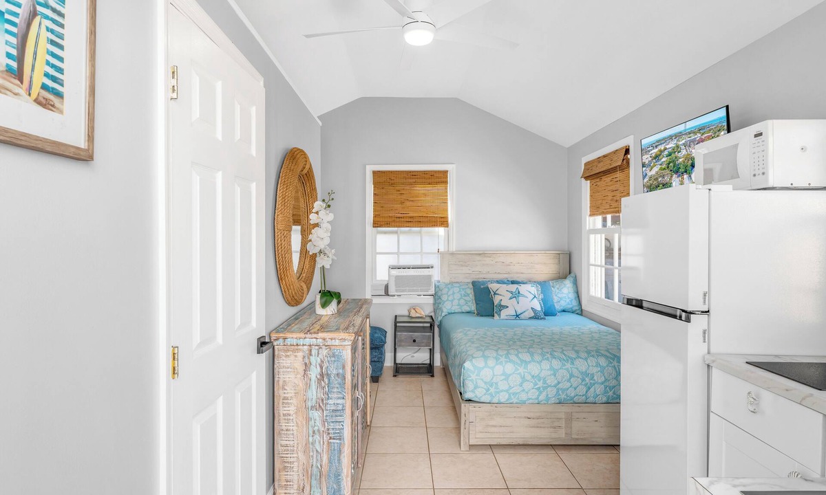 Truman Annex Apartment | Key West Steps to Duval, Truman Waterfront Park and Beach. Walk everywhere