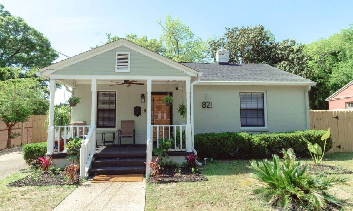 South Pensacola House | Keyless entry, Fenced Yard, Pets ok, near beach.