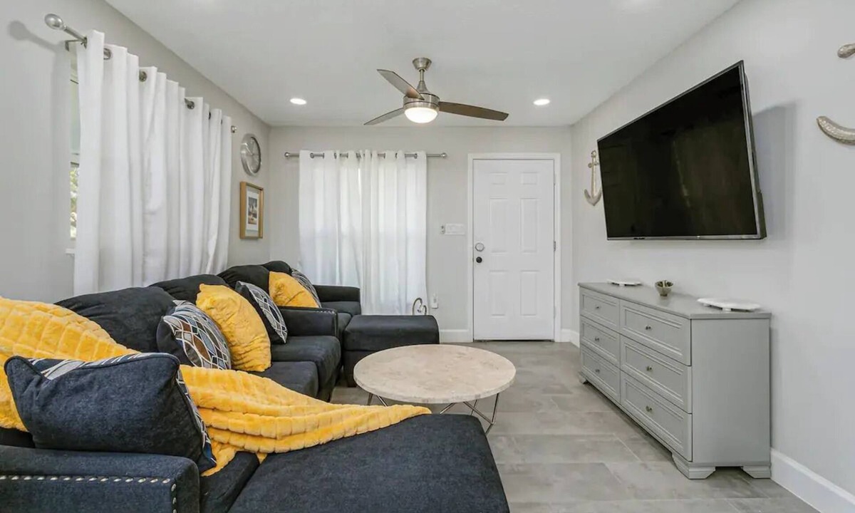 Titusville House | King Bed. Great Parking. Message with Questions.