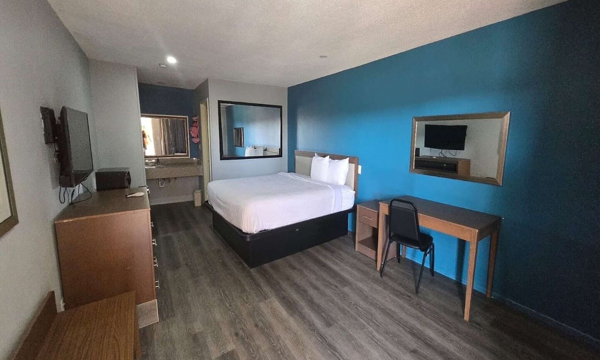 Prentiss Apartment | King Bed Non-Smoking