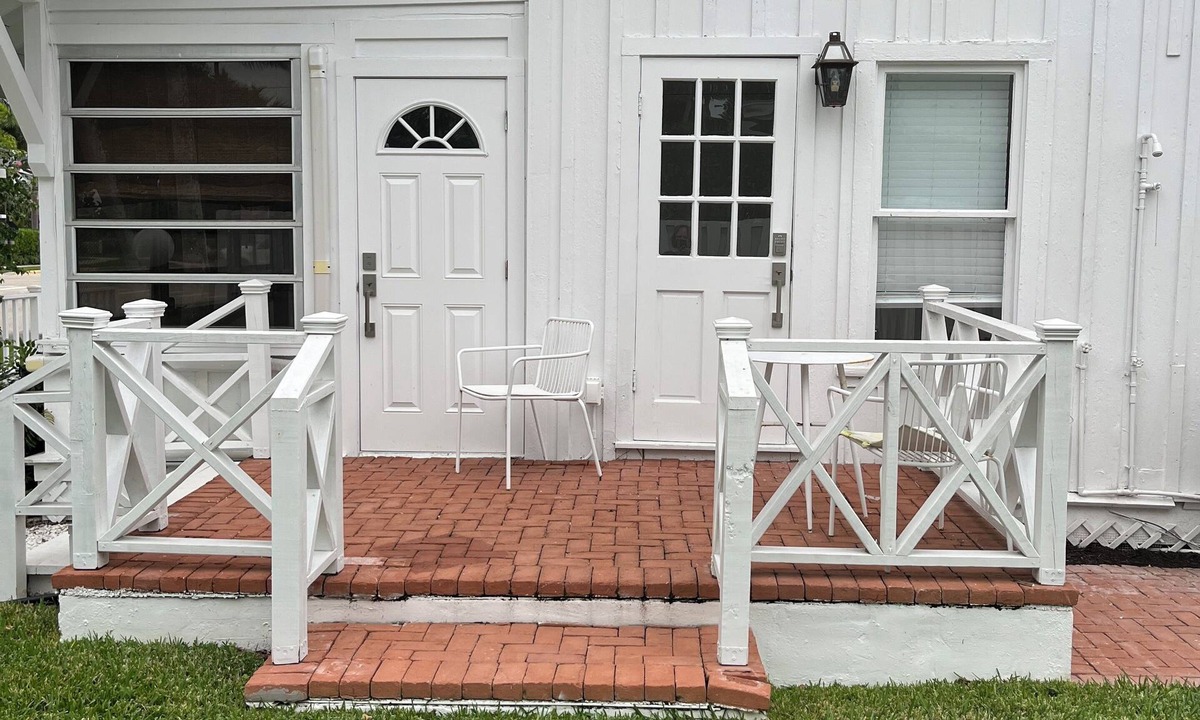 Old Naples Apartment | King Bedrooms, Two Blocks to Gulf, Shopping, and Dining in Old Naples