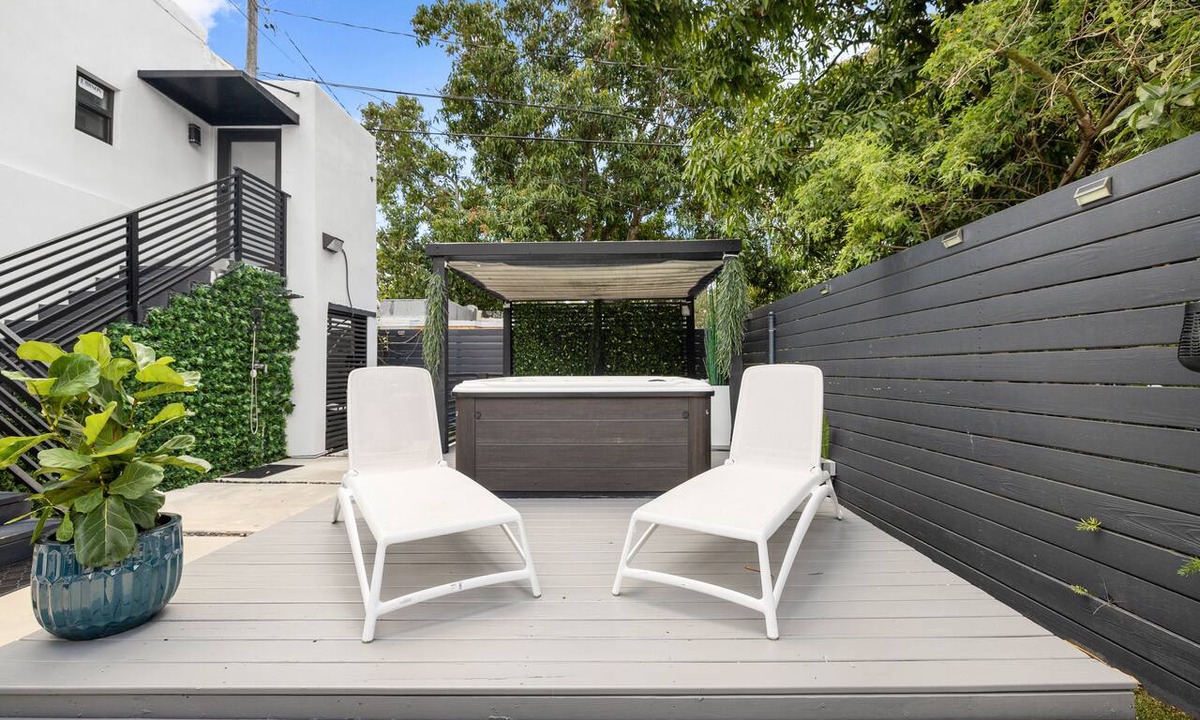 Buena Vista House | La Casita @MÍA Design District 2BR/1BA Free Parking-Private Fence Patio-Hot Tub