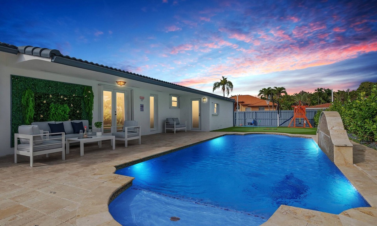 Westchester House | La Femme Oasis Resort/5 Bedrooms/Htd Pool/Mini Golf/Pickleball/Jacuzzi/BBQ