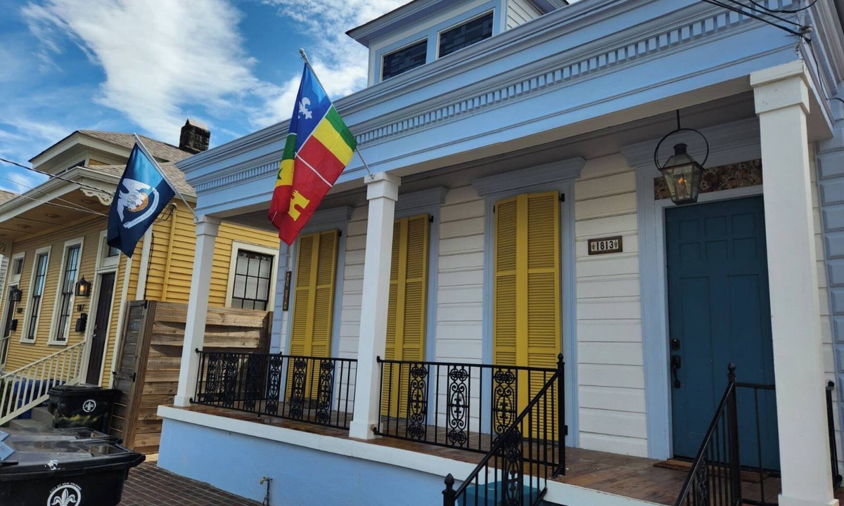 South 7th Ward House | La Maison De La CournLovely 4 bdr, 4 bath cottage, 6 TVs, WiFi, 2 washer/dryer.