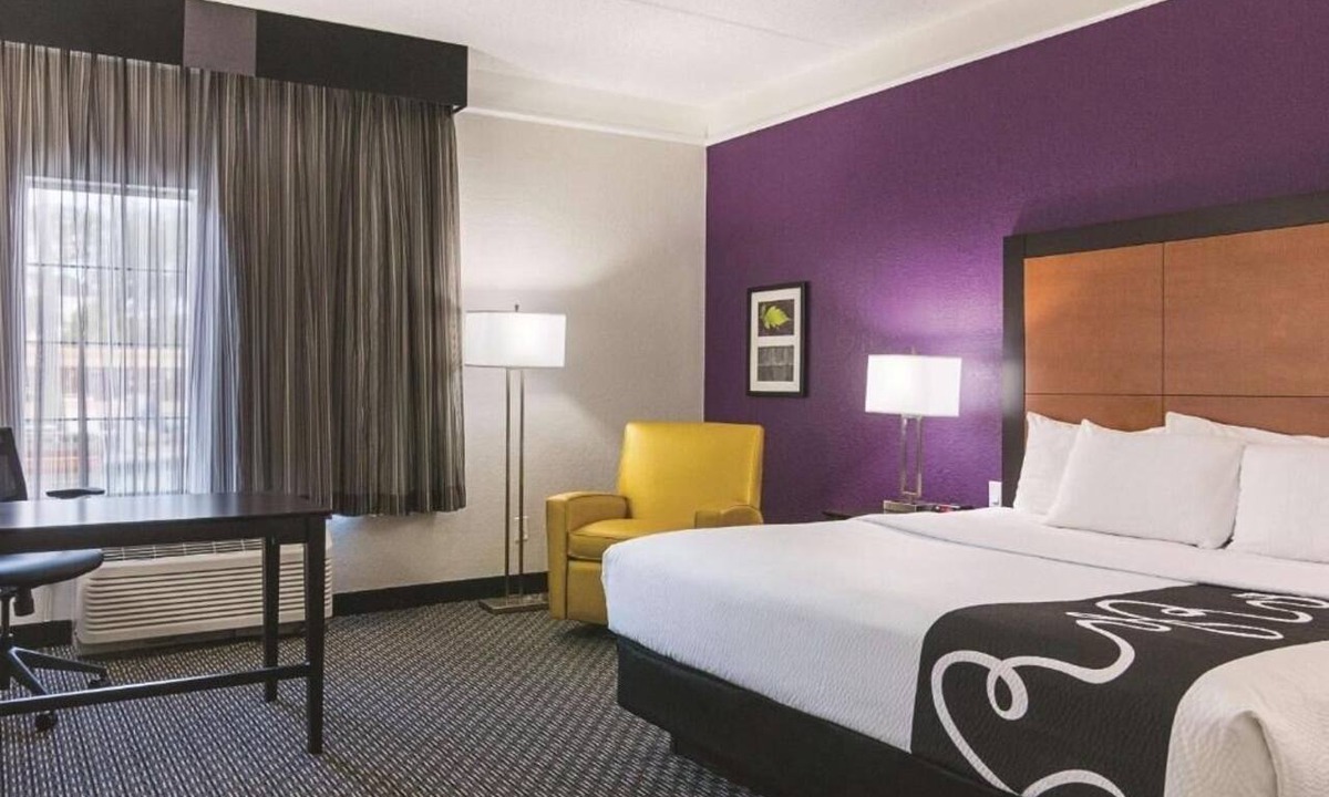 Airport North Hotel | La Quinta Orlando | 1 King Bed | Free Shuttle & Breakfast | Onsite Pool | Gym
