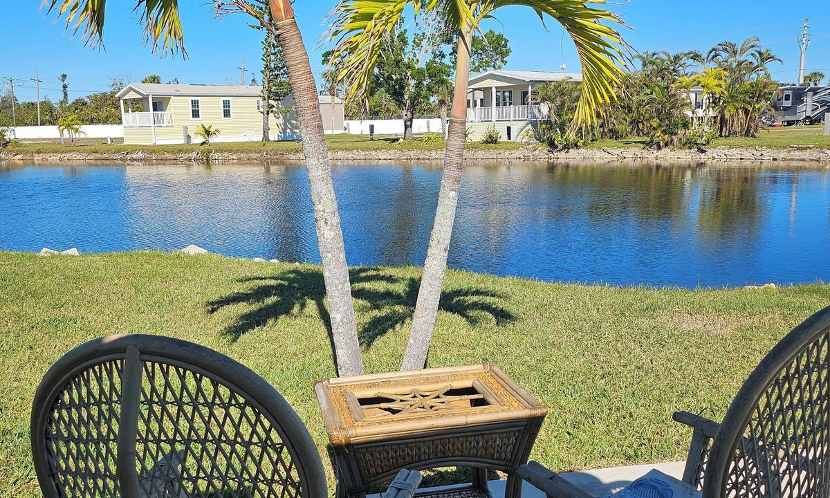 Fort Myers Beach House | Lakefront 2-bedroom Fort Myers Beach cottage less than 3 miles from the beaches