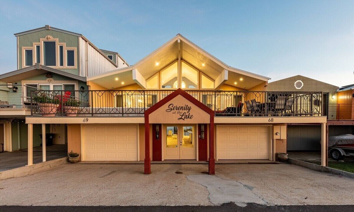 West End House | Lakefront 3BR townhouse with marina views & 2 balconies. 15 mins to FQ & Superdome.