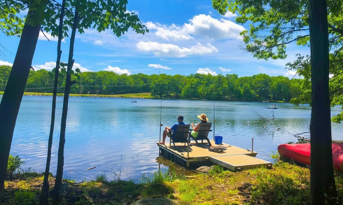 Pocono Mountain Lake House | Lakefront Cabin · Hot Tub · Game Room · Kayaks Fully Loaded, Dock