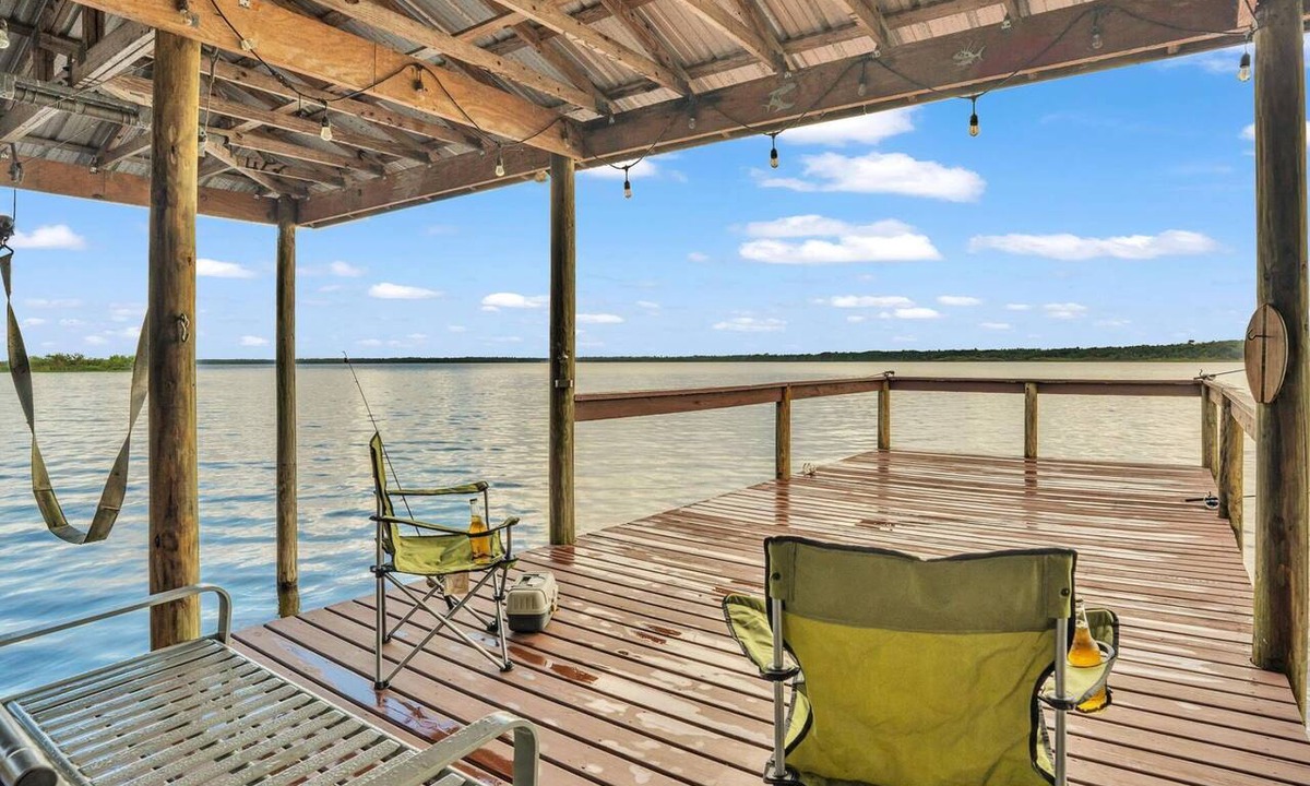 Fedhaven House | Lakefront Fishing Retreat | Private Dock & Canoe | Extended Stays Welcome