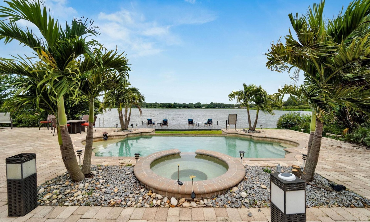 Seffner Community Alliance House | Lakefront Getaway -Luxurious Home -Pool & Games